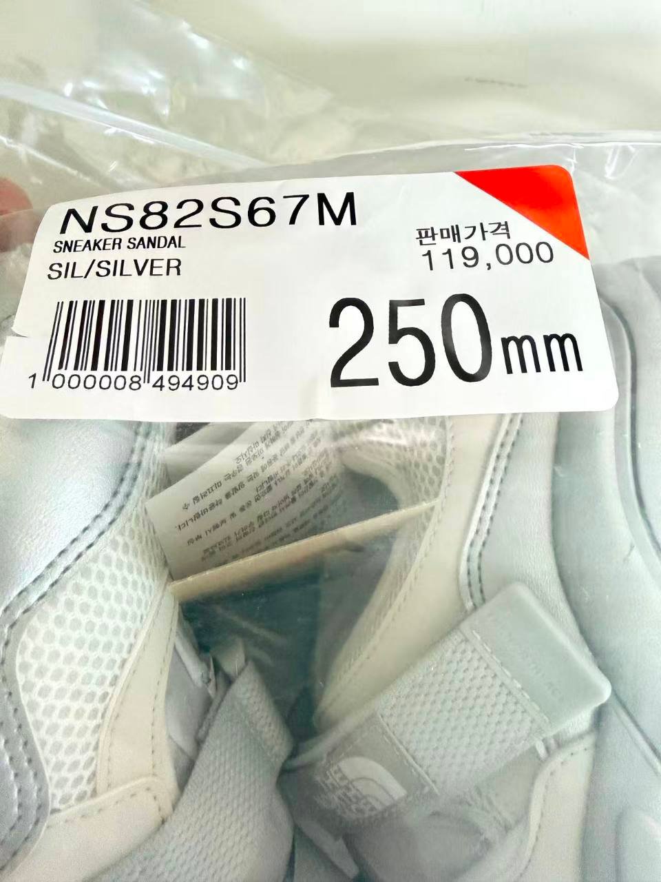 Close-up of The North Face Korea NS82S67M package sticker showing silver color size 250 mm and 119000 won