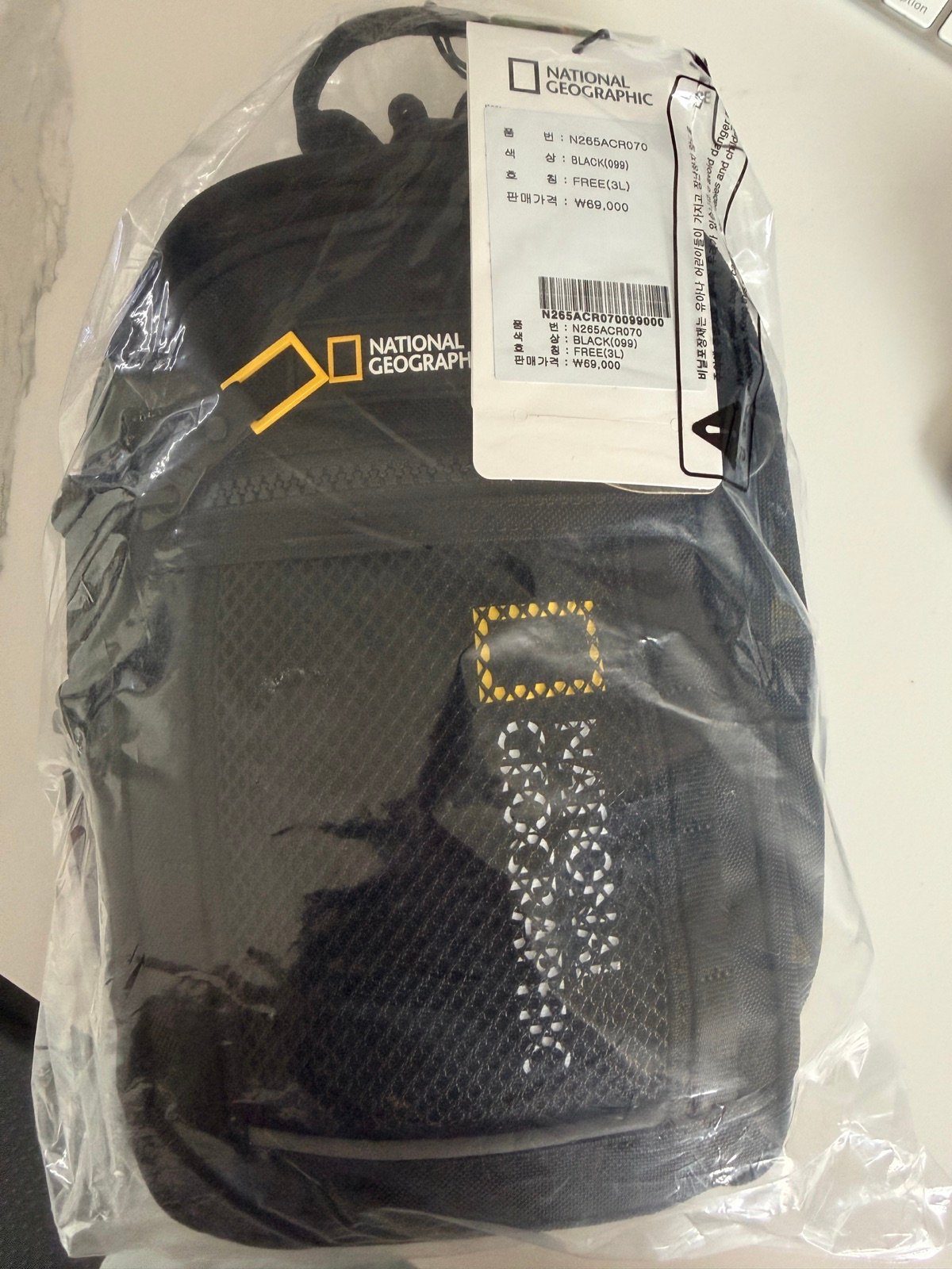 National Geographic Korea Pachi Sling Bag N265ACR070 in black with Korean product tag